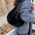 Bolso tote grande de piel sintética negra para mujer con decoración metálica y textura suave - Con Colgante / Negro