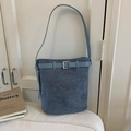 Minimalistische grau-blaue Wildleder-Eimertasche mit Lederriemen und Silberschnalle - Blau