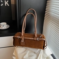 Braune Baguette-Tasche aus Wildleder mit Metallösen und langen Schulterriemen für Damen - Braun