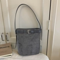 Minimalistische graue Wildleder-Eimertasche für Damen mit stilvoller Schnalle und Gurt - Grau