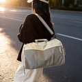 Beige und grau karierte Reisetasche mit APASTTOA-Stickerei und verstellbarem Schultergurt - Grau