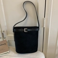 Minimalistische schwarze Wildleder-Beuteltasche mit Lederriemen und Metallschnalle - Schwarz