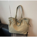 Vista macro de bolso tote de nailon verde oliva con nudo de cuerda gruesa y aros metálicos - Verde