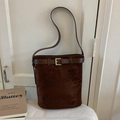 Dunkelbraune Beuteltasche aus Wildleder-Imitat mit Lederbesatz und Schnalle - Braun