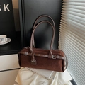 Retro dunkelbraune Wildleder Handtasche mit glatten Lederriemen und silberner Schnalle - Braun