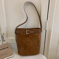 Sac seau en daim marron avec boucle argentée et longue bandoulière pour femmes - Marron