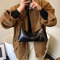 Chique zwarte glanzende hobo tas met gouden details en gevlochten hanger - Met hanger / Zwart