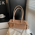 Schicke braune Zylinder-Bowlingtasche aus Wildleder mit Metallriemen und langen Griffen - Khaki