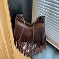 Borsa a secchiello marrone cioccolato stile boho con lunghe frange in pelle - Marrone