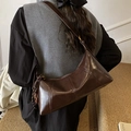 Donkerbruine lakleren baguette-tas met decoratieve knoopdetails aan de zijkant van de tas - Met hanger / Bruin