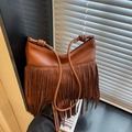 Borsa a secchiello bohémien marrone con frange in camoscio e tracolla in pelle annodata - Marrone