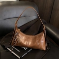 Bruine glanzende baguette schoudertas met metalen hanger en vintage afwerking - Met hanger / Bruin
