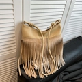 Borsa a secchiello boho beige in camoscio con frange lunghe e spalline con dettagli a nodo - Beige