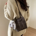 Vintage dunkelbraune Beuteltasche mit weißen Nähten und Plüsch-Kaninchen-Anhänger - Kaffee mit Anhänger