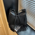Secchiello classico nero in pelle e camoscio con lunghe frange e tracolla con nodo decorativo - Nero