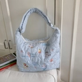 Sac hobo bleu clair matelassé avec broderies de chats mignons et motifs de desserts - Petit Chat Bleu