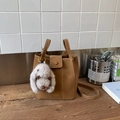 Braune Leder-Eimertasche mit Tragegriffen, Schultergurt und grauem Plüschhasen-Anhänger - Braun mit Anhänger
