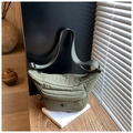 Dettaglio della borsa a mezzaluna in nylon verde oliva con superficie strutturata - Verde