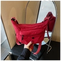 Dettaglio borsa a tracolla in nylon rosso impermeabile con tracolla regolabile e zip frontale - Rosso