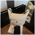 Dettaglio della borsa a tracolla in nylon bianco sporco con tasche multiple e tracolla - Bianco Sporco