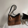 Borsa tote vintage in pelle scamosciata marrone con scritta AHE e ciondolo a nappa - Marrone Scuro (Con Ciondolo)