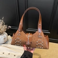 Handtasche in Braun mit Leopardenmuster und silbernen Nieten im stilvollen Handgriff - Braun
