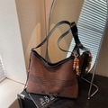 Borsa tote in camoscio marrone caffè con ricamo AHE e ciondolo di perline boho - Caffè (Con Ciondolo)