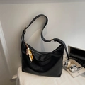 Borsa hobo retrò in pelle nera con ciondolo in legno bohémien e tracolla - Nero