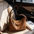 Borsa a spalla vintage in pelle marrone scuro con ciondolo di perline su sedile - Marrone