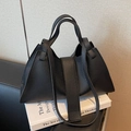 Elegante bolso negro con patrón de litchi, asas dobles y correa de hombro - Negro