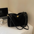 Borsa Boston minimalista in pelle scamosciata nera con dettagli in metallo dorato - Nero