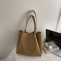 Minimalistische große Khaki-Tragetasche aus mattem Leder mit Silbernieten - Khaki