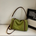 Borsa Boston in pelle scamosciata verde erba con cinturini marroni e cerniere dorate - Verde