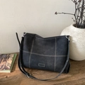 Bolso tote de ante gris oscuro con costuras blancas y etiqueta de diseño moderno - Negro sin Colgante