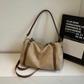 Borsa a tracolla in camoscio beige con finiture in pelle marrone e tracolla regolabile - Cachi