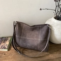Bolso tote grande minimalista en color café oscuro con costuras cruzadas y correa fina - Café sin Colgante