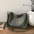 Bolso tote verde oscuro mate con costuras blancas y etiqueta Fashion sobre mesa de madera - Verde Sin Colgante