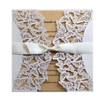 Elegante invito di matrimonio a farfalla tagliato al laser con cartoncino crema e nastro - Copertina Farfalla Bianca + Interno Kraft + Fiocco Piccolo Beige