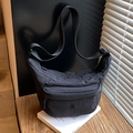 Borsa a tracolla a mezzaluna nera minimalista in tessuto impermeabile regolabile - Nero