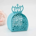 Dettaglio della scatola regalo celeste traforata con manico a corona e rose intagliate - Blu Tiffany