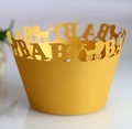 Vista de detalle del envoltorio dorado para cupcakes con diseño de cochecito cortado láser - 5x5x8CM / Amarillo Dorado