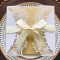 Detail der lasergeschnittenen Spinnennetz-Karte mit Kraftpapier und Satinband - Hohles Spinnennetz (Weiß + Schleife)