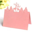 Détails de découpe laser de cerf et forêt sur un marque-place rose plié en relief - Rose