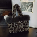 Sac cabas en fausse fourrure léopard avec bordure peluche grise et poignée chic - Noir
