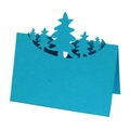 Vista macro detallada de tarjeta de mesa 3D azul cortada por láser con bosque navideño - Azul Cielo
