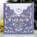 Vue détaillée du faire-part de mariage lavande découpé au laser avec motif de roses - Violet Clair