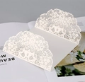 Dettaglio intaglio laser motivo a rose su invito bianco con eleganti bordi smerlati - HK-55 (Floreale con Bordo a Festone)