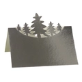 Primer plano detallado de tarjeta de mesa plateada con corte láser de árbol de Navidad - Plata Reflectante