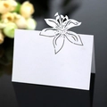 Elegante weiße Laserschnitt-Platzkarte mit Lilienmotiv und 3D-Schmetterling für Hochzeiten - Weiß