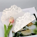 Dettaglio del pizzo tagliato al laser sulla copertina dell'invito bianco crema con tulipano - HK-56 (Stile Quadrato)